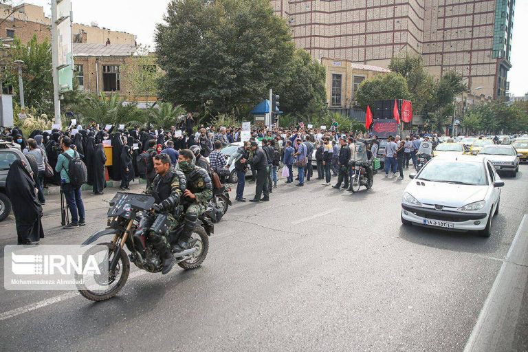 درباره این مقاله بیشتر بخوانید ⭕️برخی از دانشجویان دانشگاه تهران تحت الحفظ پلیس روبروی سفارت انگلیس شعار دادند