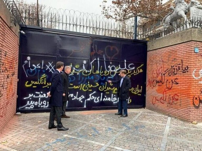 درباره این مقاله بیشتر بخوانید 📢 «پلیس دیپلماتیک» کجا بود وقتی تندروها روی دیوار سفارت انگلیس شعار می‌نوشتند؟!