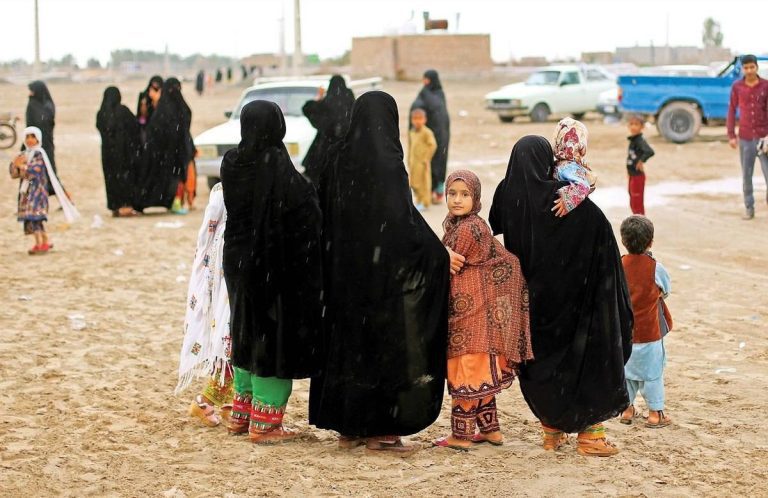 درباره این مقاله بیشتر بخوانید ‼️وضعیت زندگی بی‌شناسنامه‌ها در سیستان‌وبلوچستان که تنها مدرک‌شان کارت واکسن است!