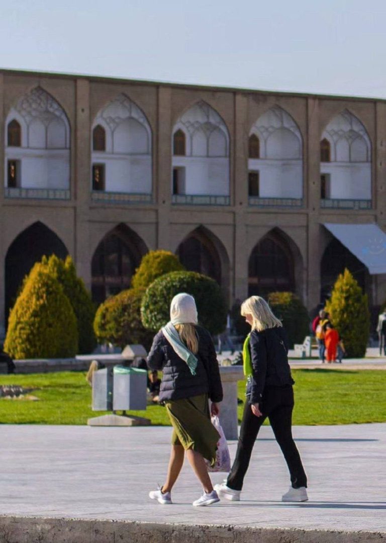 درباره این مقاله بیشتر بخوانید زنان روسی «بدون حجاب» در اصفهان می‌چرخند اونوقت زنان ایرانی بخاطر «کم‌حجابی» تو کشور خودشون ….!