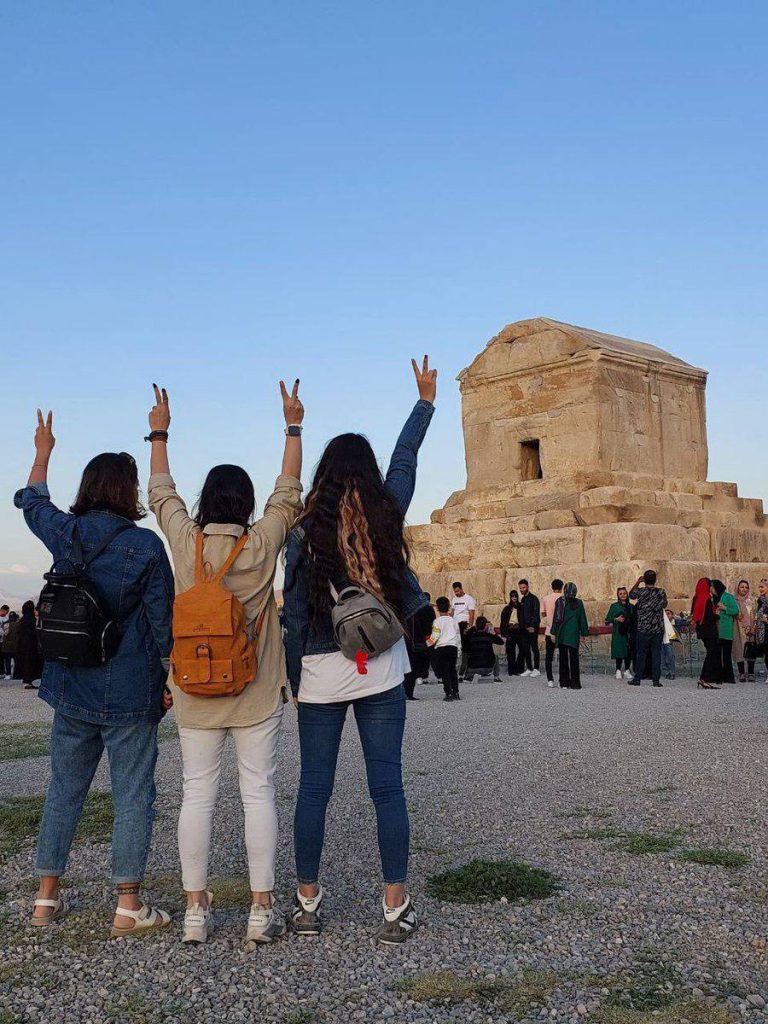 درباره این مقاله بیشتر بخوانید تا زمانی که این دختران و زنان شجاع در ایران هستند یعنی انقلاب زن زندگی آزادی ادامه دارد