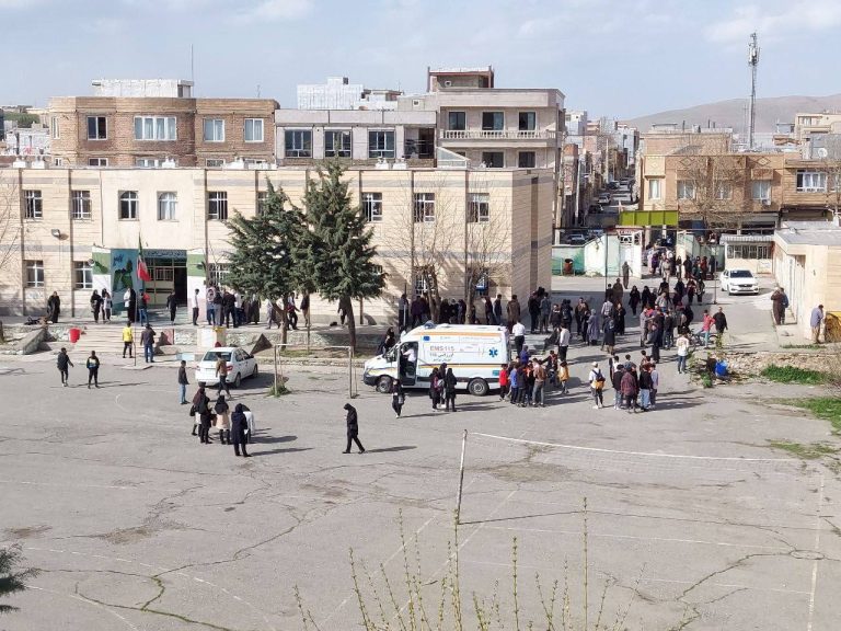 درباره این مقاله بیشتر بخوانید امروز چهارشنبه ۱۶ فروردین دبیرستان دخترانه‌ی حضرت مهدی تو پیرانشهر رو هم گاز زدن. بیمارستان غلغله بود.