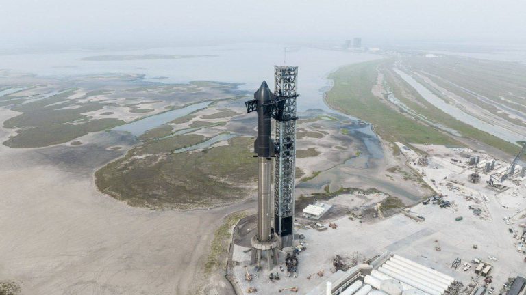 درباره این مقاله بیشتر بخوانید شرکت SpaceX بالاخره بعد از ماه ها مجوز پرتاب ازمایشی موشک Starship رو از اداره هوانوردی فدرال امریکا دریافت کرد و این موشک قرار هست اولین پرتاب ازمایشی خودش به مدار زمین رو،  روز دوشنبه ساعت 15:30برای دریافت اطلاعات واقعی از پرتاب  انجام بده. این تاریخ با توجه به شرایط اب و هوایی، احتمال تغییر بالایی داره.