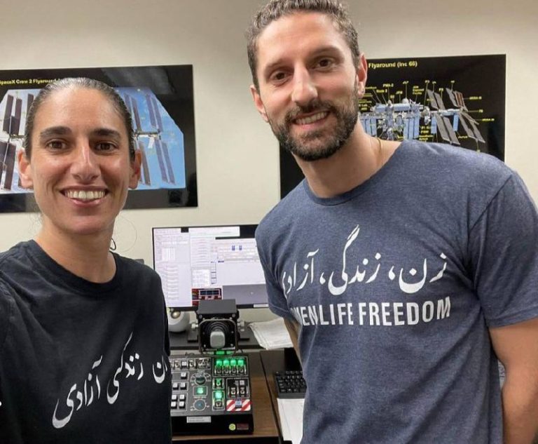 درباره این مقاله بیشتر بخوانید یاسمین مقبلی فضانوردی ایرانی تبار آمریکایی در اینستاگرامش عکسی با پیراهنی که رویش نوشته شده «زن، زندگی، آزادی» منتشر کرده است.
