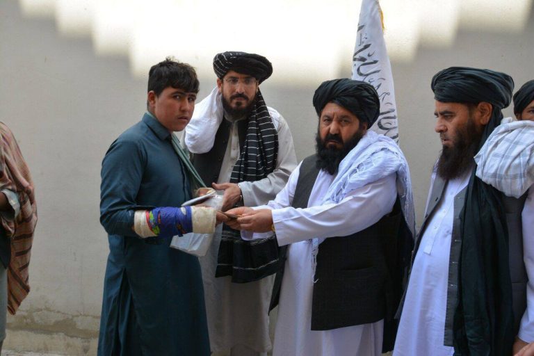 درباره این مقاله بیشتر بخوانید 📢 طالبان در حال توزیع دلار بین مردم افغانستان!