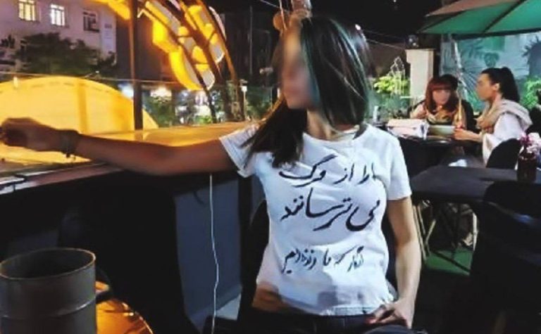 درباره این مقاله بیشتر بخوانید تصویری که در شبکه‌های اجتماعی منتشر شده گروهی از دختران را در کافه‌ای در مشهد با پوشش اختیاری را نشان می‌دهد که بر پیراهن یکی از آن‌ها نوشته شده:
