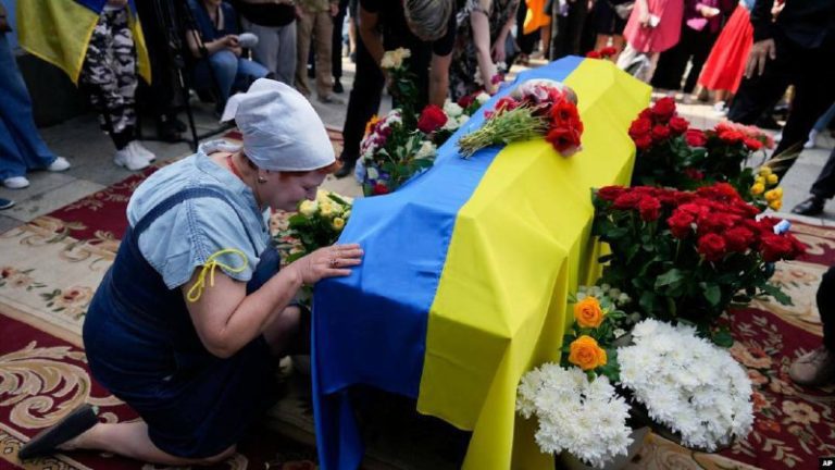 درباره این مقاله بیشتر بخوانید 🔵بر اساس نظرسنجی انجام شده توسط موسسه بین المللی جامعه شناسی کیف، اکثریت قریب به اتفاق اوکراینی ها – 78٪ – اقوام یا دوستان نزدیکی دارند که در اثر تهاجم روسیه مجروح یا کشته شده اند.
