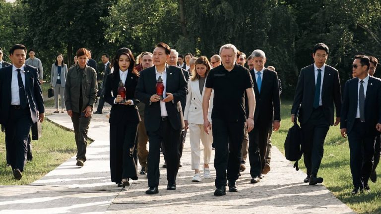 درباره این مقاله بیشتر بخوانید 🔵رئیس جمهور کره جنوبی و دادستان کل آندری کوستین از بوچا اوکراین بازدید کردند