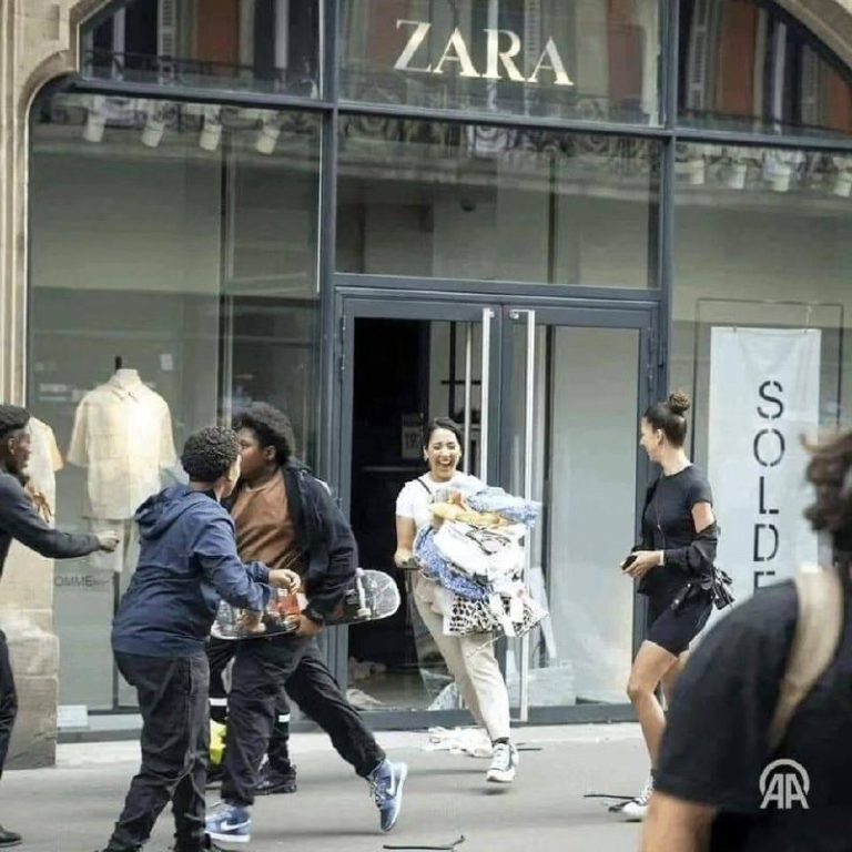 درباره این مقاله بیشتر بخوانید 📸 از عکس های ترند شده در اعتراضات فرانسه خوشحالی این دختر بعد از دزدیدن لباس های فروشگاه برند زارا است