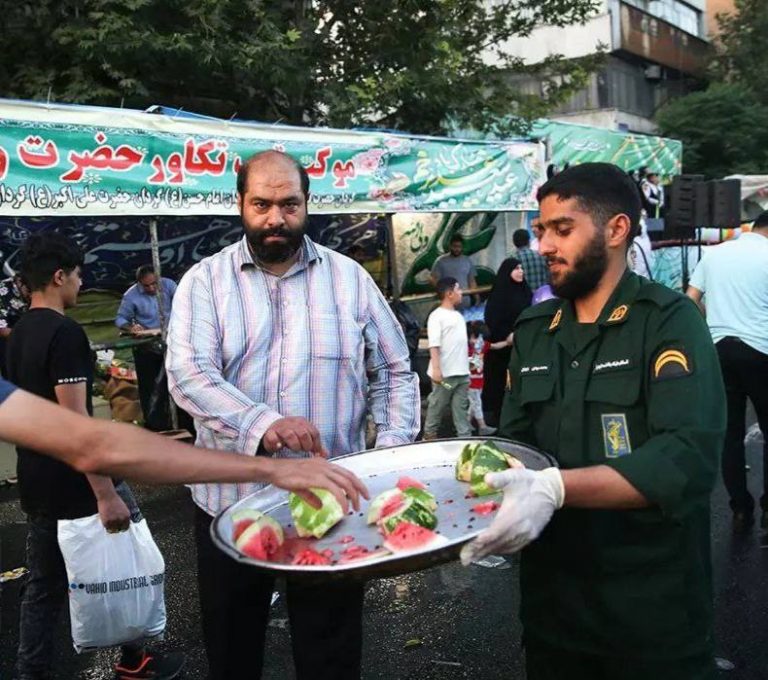 درباره این مقاله بیشتر بخوانید تفنگ و باتوم رو موقتاً کنار گذاشت و سفره های نذری رو پهن کرد، شما که این نذری که میخوری بوی خون نمیده؟