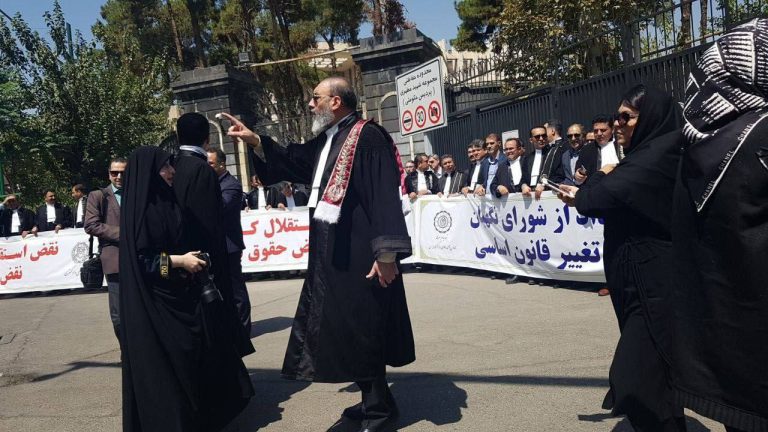 درباره این مقاله بیشتر بخوانید اعتراض گسترده وکلا به واگذاری کانون وکلا به وزارت اقتصاد با مصوبه مجلس