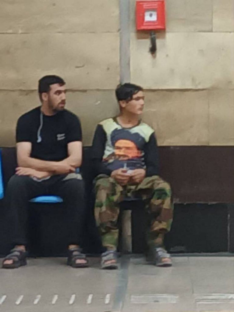 درباره این مقاله بیشتر بخوانید یک جوانِ افغان در مترویِ تهران با تی‌شرتِ یکی از رهبرانِ طالبان
