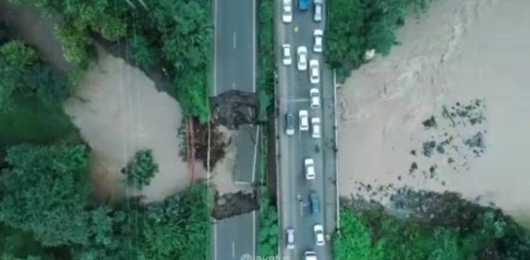 درباره این مقاله بیشتر بخوانید ترافیک ناشی از تخریب پل بر اثر سیلاب در مسیر ارتباطی آستارا به تالش