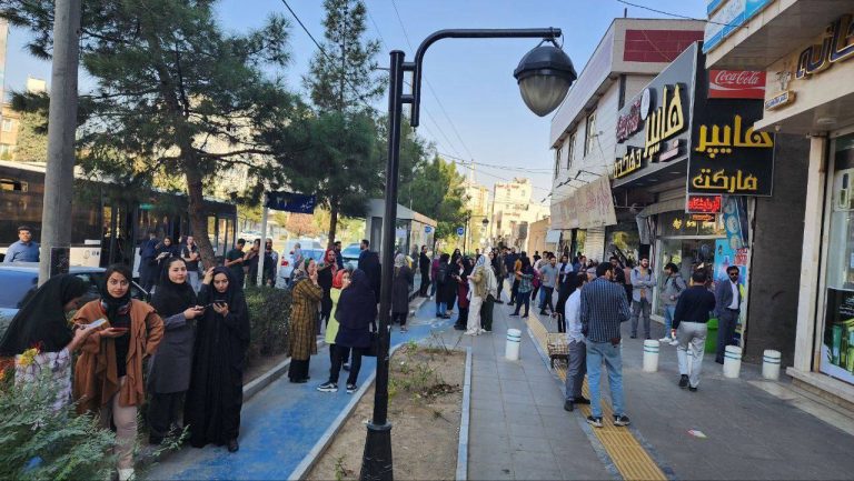 درباره این مقاله بیشتر بخوانید 📸 تجمع مردم در خیابان‌های مشهد بعد از زلزله