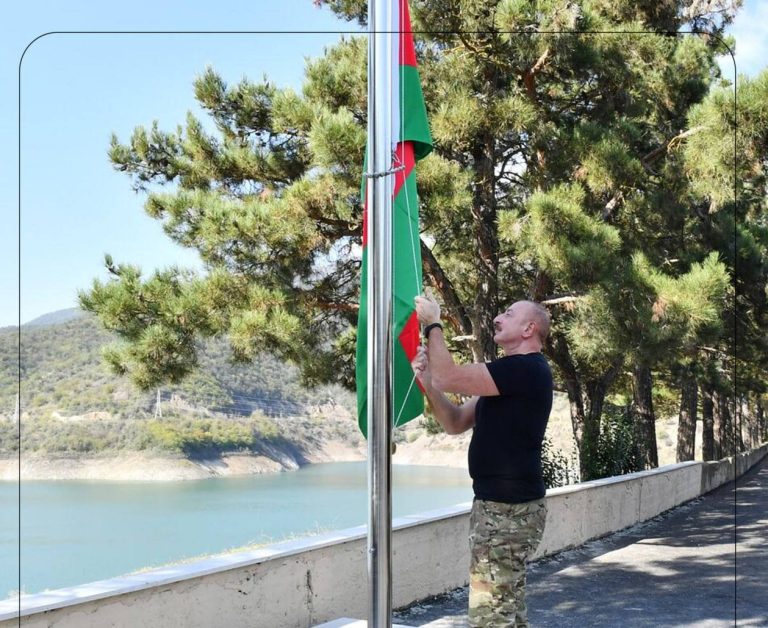 درباره این مقاله بیشتر بخوانید 🔴 علی‌اف پرچم جمهوری آذربایجان را در قره‌باغ برافراشت