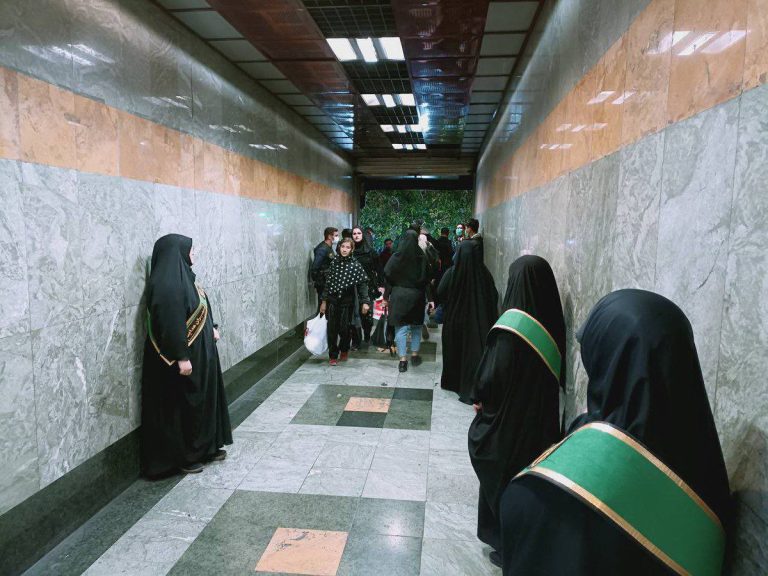 درباره این مقاله بیشتر بخوانید در متروی انقلاب برای زنان «تونل وحشت» درست کرده‌اند و از زنان عکس برداری می‌کنند و نام خودشان را گذاشته‌اند «سفیران هدایت»