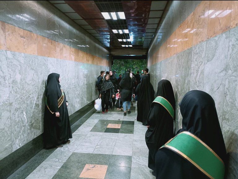 درباره این مقاله بیشتر بخوانید تصویری از حضور گسترده حجاب‌بان‌های استخدام شده در مترو تهران که بازتاب وسیعی در فضای مجازی داشته است.