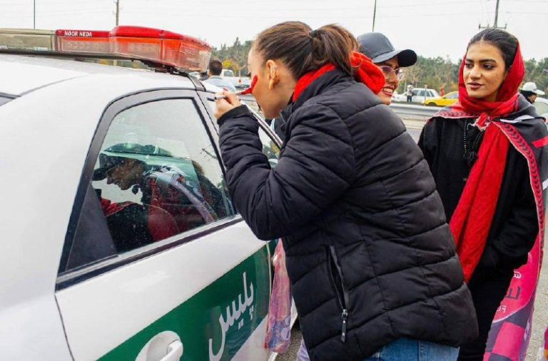 درباره این مقاله بیشتر بخوانید 📷 عکسی از حاشیه‌ی حضور زنان در بازی روز پنجشنبه‌ی استقلال و پرسپولیس در ساعات اخیر در شبکه‌های اجتماعی در حال دست به دست شدن است.