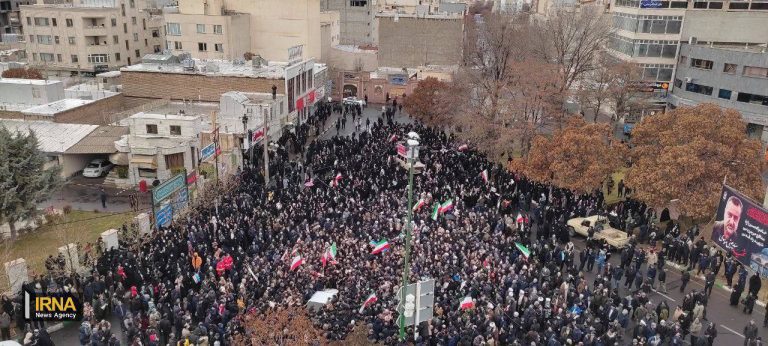 درباره این مقاله بیشتر بخوانید 📸 ‏ایرنا این عکس را با عنوان استقبال «کم‌نظیر» مردم زنجان از رئیسی منتشر کرده بود‏ اما بعد از ساعتی عکس را از خروجی خود حذف کرد!