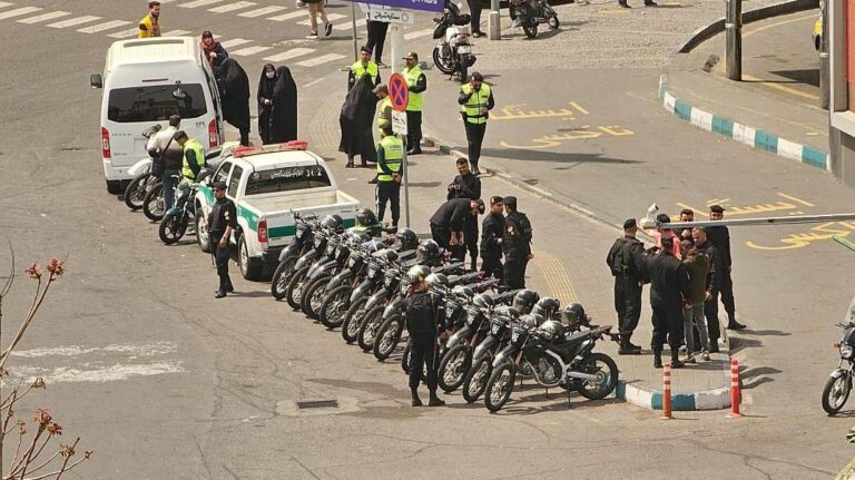 درباره این مقاله بیشتر بخوانید تصویری از ماموران جمهوری اسلامی در میدان ونک تهران ، ۲۸ فروردین۱۴۰۳