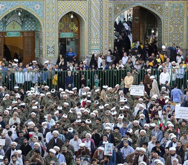 درباره این مقاله بیشتر بخوانید 📸 روحانیون با لباس جنگی در تجمع اعتراضی به بی حجابی در قم!