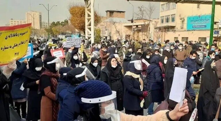 درباره این مقاله بیشتر بخوانید 🔴اعلام جرم دادستان علیه سازندگان افعی تهران؟ مقام معلم آنجا خدشه‌دار می‌شود که مجبور است برای معیشت بعد از ساعت کار مسافرکشی کند!