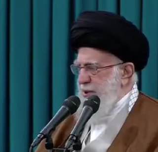 درباره این مقاله بیشتر بخوانید خامنه‌ای در مرداب جنگی که در منطقه بر افروخته فرو رفته بدون هارت و پورت همیشگی و خط ونشان کشیدن برای انتقام و… وارد صحنه شد و به پاسداران و مزدوران روحیه باخته چنین گفت: