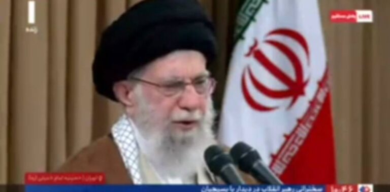 درباره این مقاله بیشتر بخوانید خامنه ای: ‌ملائک الهی به کمک می آیند