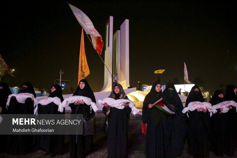 درباره این مقاله بیشتر بخوانید این ۱۰ زن طیف موسوم به ارزشی با یک نمایش سازماندهی شده در مشهد خواهان اجرای وعده صادق ۳ «پرتاب موشک به اسراییل» شدند!