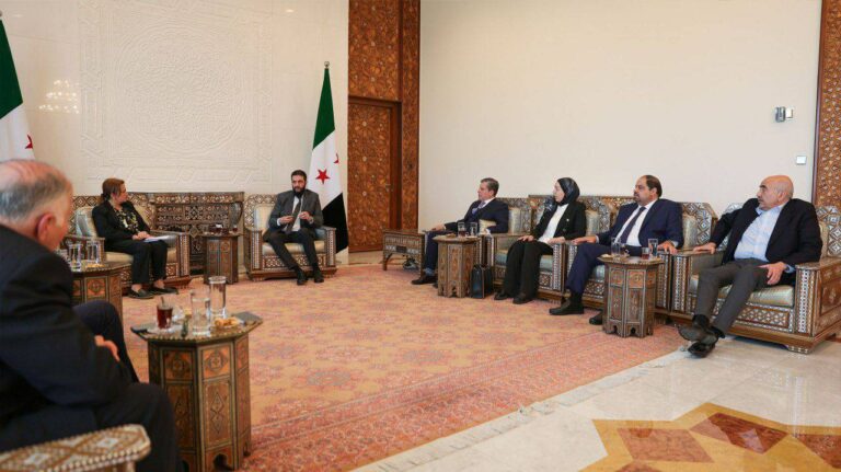 درباره این مقاله بیشتر بخوانید 🔴احمد الشرع رهبر سوریه با گروهی از سوری های مقیم لندن در قصر الشعب دمشق دیدار کرد.