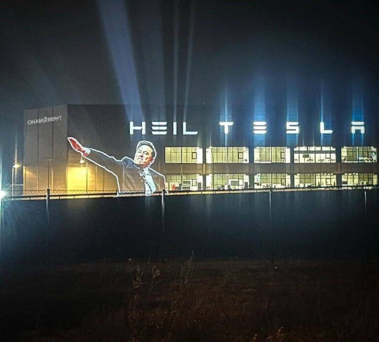 درباره این مقاله بیشتر بخوانید ‏شرکت تسلا در برلین، عکس ‎ایلان ماسک درحال سلام✋ هیتلری را روی دیوار کارخانه خودروسازی تسلا، حک کرد، کنارش هم نوشته درود بر تسلا!