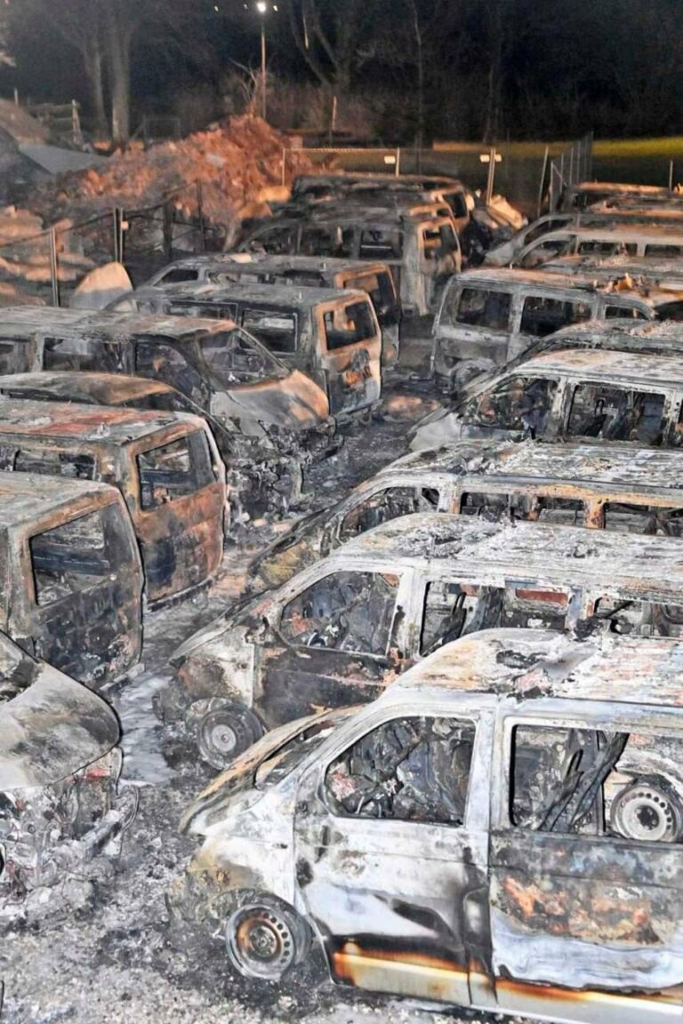 درباره این مقاله بیشتر بخوانید 🔴23 خودرو پلیس در آتش سوزی مشکوک در خارج از ایستگاه پلیس مونیخ به آتش کشیده شد