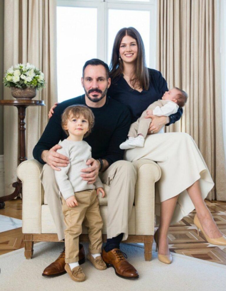 درباره این مقاله بیشتر بخوانید 🔴رحیم الحسینی با عنوان آقاخان پنجم، امام پنجاهم شیعیان ‎اسماعیلیه جهان شد.