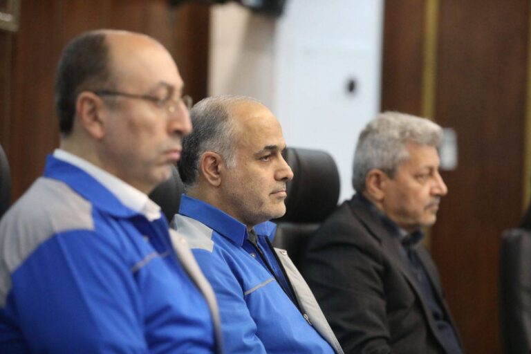 درباره این مقاله بیشتر بخوانید ‏مملکت ملوک الطوایفی یعنی پس از خصوصی‌سازی شرکت ایران‌خودرو، حالا علیمردان مقیمی مدیر عامل سابق گفته این حکم را قبول ندارم درب دفتر را قفل کرده جلوی ورود مدیریت جدید را گرفته و دو روز است از ساختمان ایران‌خودرو بیرون نمی‌اید!