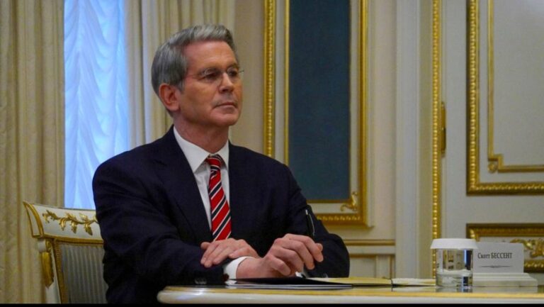 درباره این مقاله بیشتر بخوانید وزیر خزانه‌داری آمریکا: صادرات نفت ایران را به ۱۰ درصد سطح کنونی می‌رسانیم