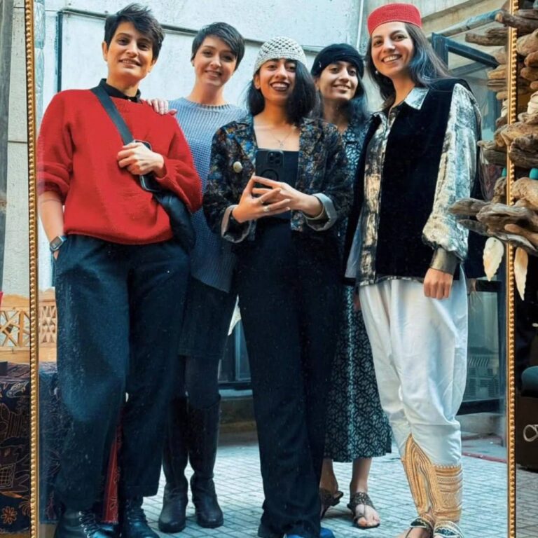 درباره این مقاله بیشتر بخوانید تصویری از ترانه علیدوستی و الهه محمدی، خبرنگار در یک رویداد هنری و بدون حجاب اجباری