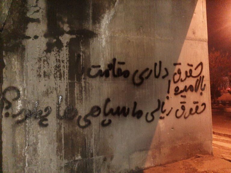 درباره این مقاله بیشتر بخوانید نارضایتی به پاسداران هم رسیده و از هزینه کردهای دلاری خامنه ای برای شبه نظامیان نیابتی خود در منطقه (لبنان و …) ناراضی هستند چونکه حقوقهای خودشان ریالی است