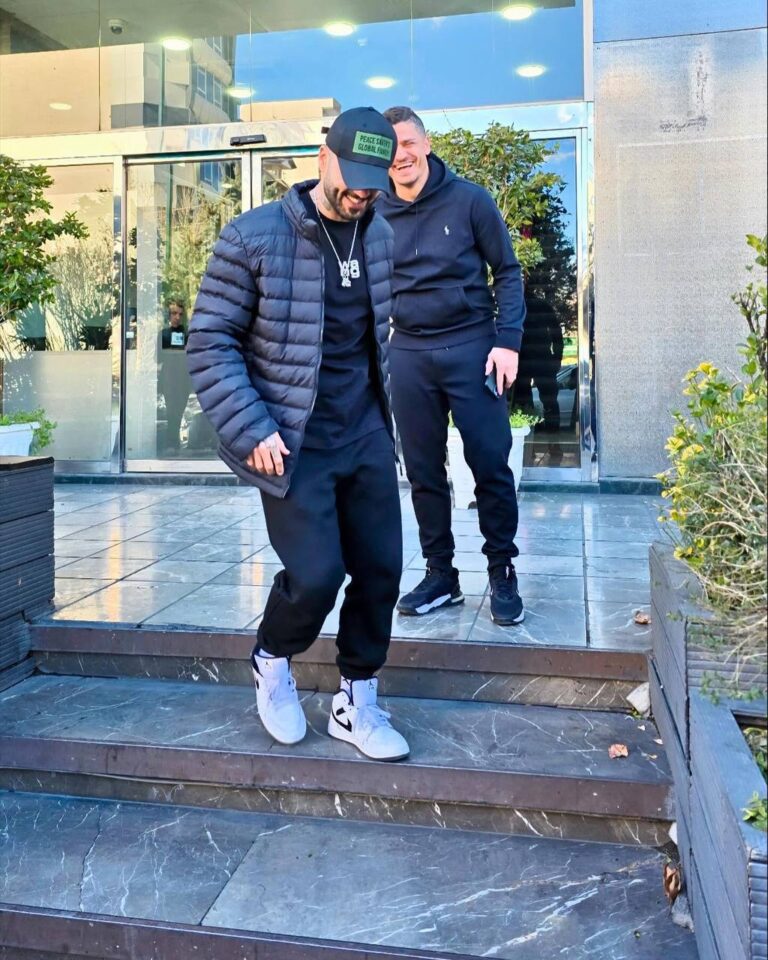 درباره این مقاله بیشتر بخوانید دیدار توماج صالحی با وریا غفوری؛ پیامی از دل مردم