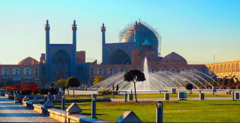 درباره این مقاله بیشتر بخوانید پتک بر پیکر تاریخ با نصب ۱۲۰ بلندگوی تبلیغاتی در میدان نقش جهان