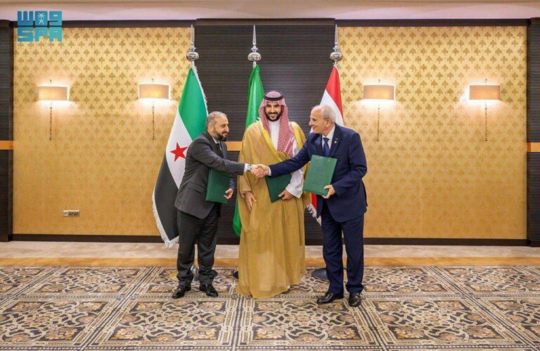 درباره این مقاله بیشتر بخوانید 🔴سوریه و لبنان با میانجی گری عربستان سعودی ، توافق تعیین خطوط مرزی میان دو کشور را امضا کردند