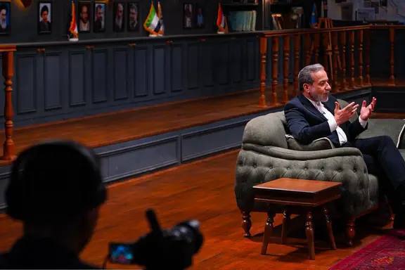 درباره این مقاله بیشتر بخوانید دستور مضحک نظام؛ عراقچی و عکس‌هایی که نباید دیده شوند!