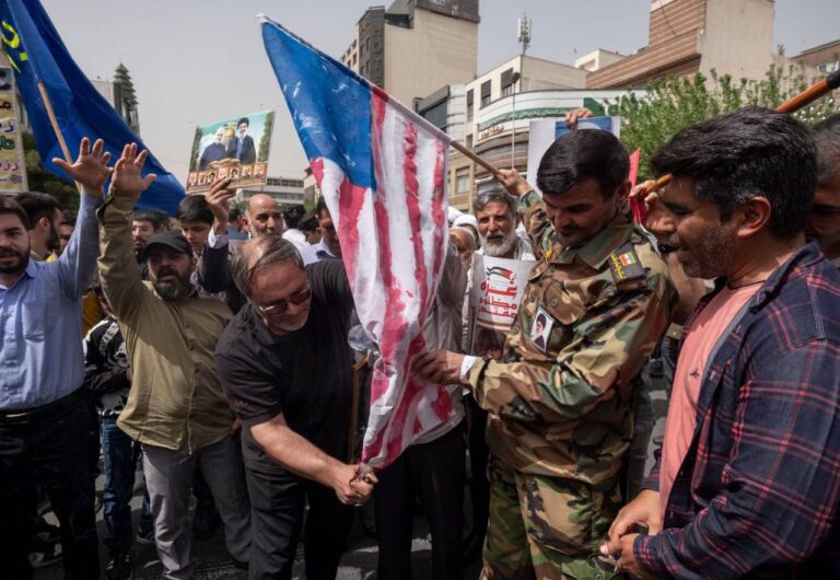 درباره این مقاله بیشتر بخوانید 🔵 تصاویر خبرگزاری فرانسه از به آتش کشیدن پرچم امریکا توسط عرزشی‌های نسل جدید مخالف خامنه‌ای، در تجمع میدان فلسطین، در آستانه شروع مذاکرات عمان