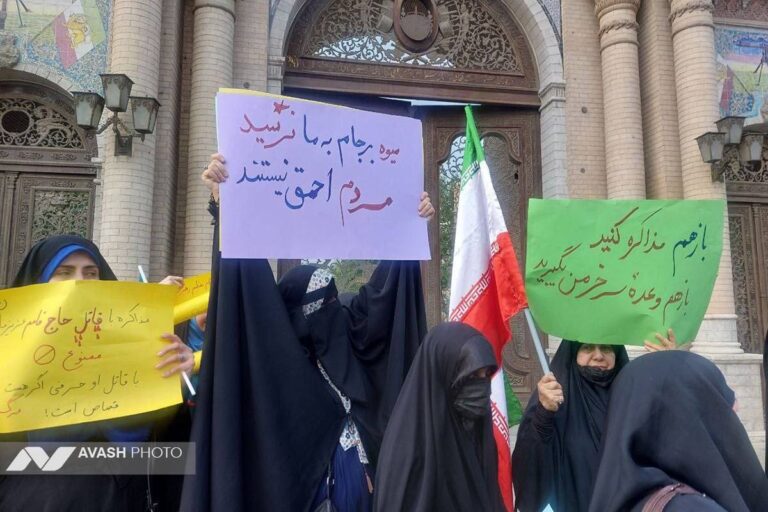 درباره این مقاله بیشتر بخوانید تجمع عده‌ای معلوم الحال مخالف مذاکرات در مقابل وزارت امورخارجه