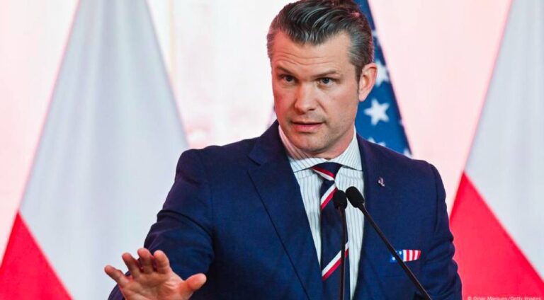 درباره این مقاله بیشتر بخوانید وزیر دفاع آمریکا: ترامپ در اقدام علیه ایران کاملاً جدی است