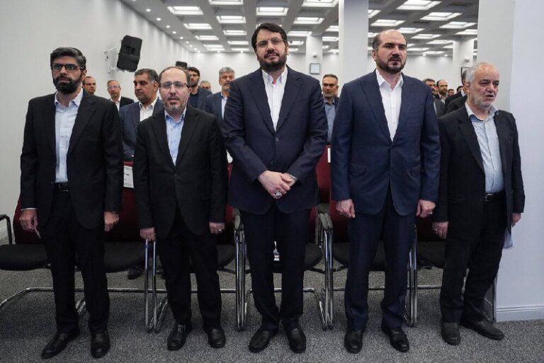 درباره این مقاله بیشتر بخوانید اشتباه نکنید. این جلسه هیات دولت سابق نیست. این جلسه مدیران «ستاد اجرایی فرمان امام» است. حضرات اتوبوسی از دولت به ستاداجرایی نقل مکان کردند. آنها در عمرشان یک روز نه بیکار بودند نه از حقوق‌هایی که نمیدانیم چقدر است، بی بهره هستند.