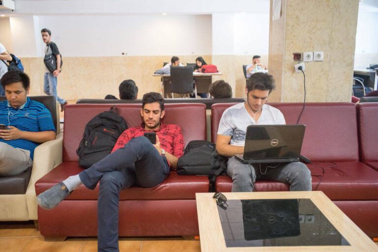 درباره این مقاله بیشتر بخوانید کار مردم به اجاره لپ تاپ کشید / روزی ۶۰۰ هزار تومان!