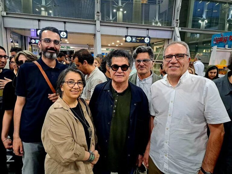 درباره این مقاله بیشتر بخوانید «ما دیگر ز راه رفته برنمی‌گردیم»؛ مژگان اینانلو با انتشار تصویری بی‌حجاب در کنار جعفر پناهی، پیام ایستادگی داد