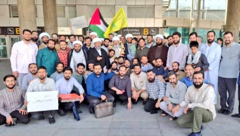 درباره این مقاله بیشتر بخوانید 🔴 در افرادی که به استقبال آخوند قاسمیان بعد از اخراج وی از عربستان رفتند هیچ نشانی از ایران دیده نمیشود. حتی یک پرچم.