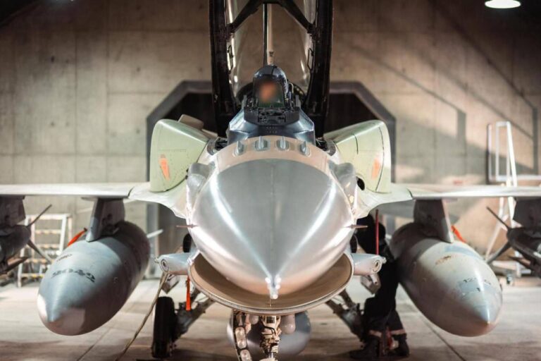 درباره این مقاله بیشتر بخوانید اسرائیل عملیات “آزادانه بر فراز تهران” را اعلام کرد؛ بیش از ۱۵۰ موضع نظامی ایران هدف قرار گرفت