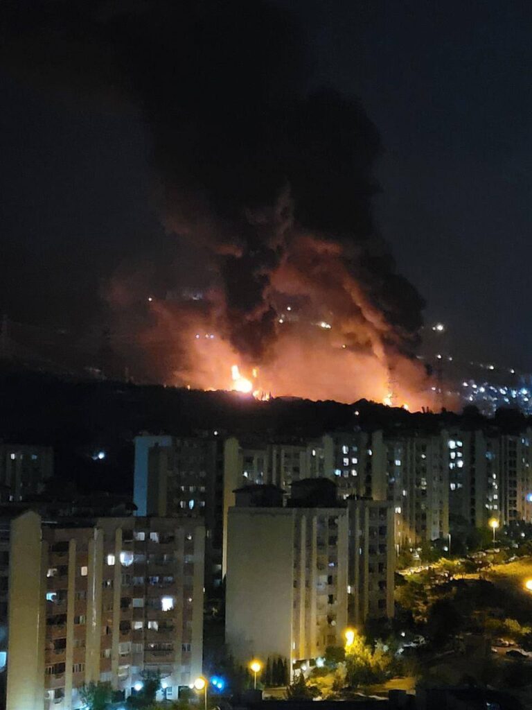 درباره این مقاله بیشتر بخوانید تهران در آتش و دود